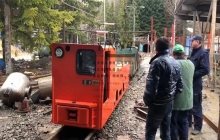 山西我廠的礦用電機(jī)車邁出國(guó)門，走向非洲。